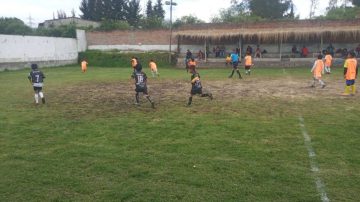 A través de nuestros equipos de fútbol y baloncesto, promovemos valores, salud y compañerismo.